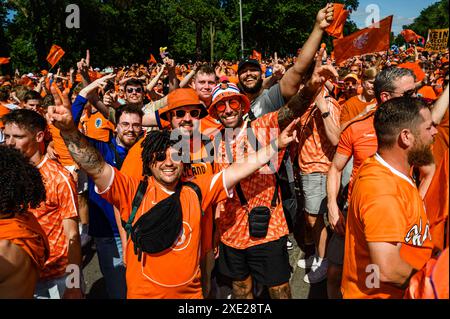 Fanmarsch der Oranje in Berlin rund 20,000 Oranje-Fans stimmten sich laut Polizei bei einem ausgelassenem Fanmarsch vom Hammarskjöldplatz vor den Berliner Messehallen zum Olympiastadion ein. Dort trifft die niederländische Mannschaft am Abend auf die österreichische., Berlin Berlin Deutschland Westend *** Oranje fanmarsch in Berlin laut Polizei, rund 20.000 Oranje-Fans schlossen sich einem überschwänglichen fanmarsch vom Hammarskjöldplatz vor den Berliner Messehallen zum Olympiastadion an, wo das niederländische Team am Abend auf das österreichische Team trifft, Berlin Berlin Deutschland Westend Stockfoto