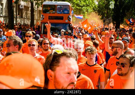 Fanmarsch der Oranje in Berlin rund 20,000 Oranje-Fans stimmten sich laut Polizei bei einem ausgelassenem Fanmarsch vom Hammarskjöldplatz vor den Berliner Messehallen zum Olympiastadion ein. Dort trifft die niederländische Mannschaft am Abend auf die österreichische., Berlin Berlin Deutschland Westend *** Oranje fanmarsch in Berlin laut Polizei, rund 20.000 Oranje-Fans schlossen sich einem überschwänglichen fanmarsch vom Hammarskjöldplatz vor den Berliner Messehallen zum Olympiastadion an, wo das niederländische Team am Abend auf das österreichische Team trifft, Berlin Berlin Deutschland Westend Stockfoto