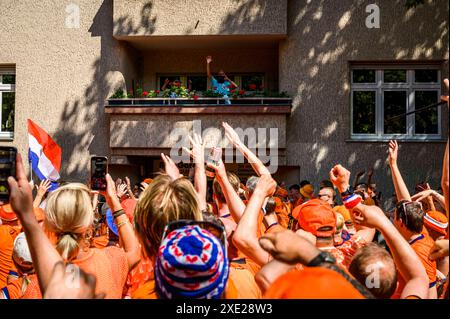 Fanmarsch der Oranje in Berlin rund 20,000 Oranje-Fans stimmten sich laut Polizei bei einem ausgelassenem Fanmarsch vom Hammarskjöldplatz vor den Berliner Messehallen zum Olympiastadion ein. Dort trifft die niederländische Mannschaft am Abend auf die österreichische., Berlin Berlin Deutschland Westend *** Oranje fanmarsch in Berlin laut Polizei, rund 20.000 Oranje-Fans schlossen sich einem überschwänglichen fanmarsch vom Hammarskjöldplatz vor den Berliner Messehallen zum Olympiastadion an, wo das niederländische Team am Abend auf das österreichische Team trifft, Berlin Berlin Deutschland Westend Stockfoto