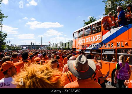 Fanmarsch der Oranje in Berlin rund 20,000 Oranje-Fans stimmten sich laut Polizei bei einem ausgelassenem Fanmarsch vom Hammarskjöldplatz vor den Berliner Messehallen zum Olympiastadion ein. Dort trifft die niederländische Mannschaft am Abend auf die österreichische., Berlin Berlin Deutschland Westend *** Oranje fanmarsch in Berlin laut Polizei, rund 20.000 Oranje-Fans schlossen sich einem überschwänglichen fanmarsch vom Hammarskjöldplatz vor den Berliner Messehallen zum Olympiastadion an, wo das niederländische Team am Abend auf das österreichische Team trifft, Berlin Berlin Deutschland Westend Stockfoto