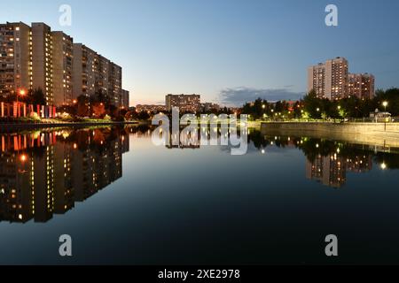 Nachtlandschaft mit Teich in Zelenograd in Moskau. Russland Stockfoto