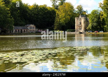 Das château de la reine Blanche (Schloss der Weißen Königin) am Rande der Teiche von Commelles. Es befindet sich in den Gemeinden Orry Stockfoto