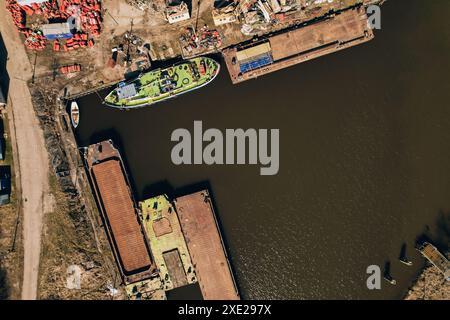Yachthafen im Hafen der Insel Sobieszewo. Drone aus der Vogelperspektive auf das grüne Viertel Danzig an der Weichsel Stockfoto