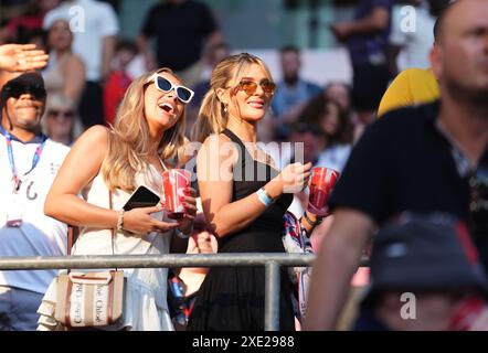 Aine May Kennedy (Mitte), Partnerin des Englands Conor Gallagher, in der Saison vor dem Gruppenspiel der UEFA Euro 2024 im Kölner Stadion. Bilddatum: Dienstag, 25. Juni 2024. Stockfoto