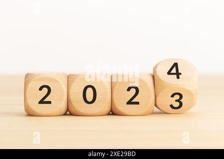 Holzblöcke mit wechselnder Nummer von 2023 auf 2024. Neujahrskonzept. Leerzeichen kopieren Stockfoto