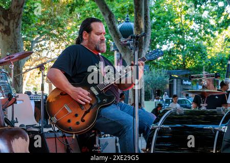 Olivier Mas im Konzert auf der Allees Paul Riquet während des Fete de la Musique. Beziers, Occitanie, Frankreich Stockfoto