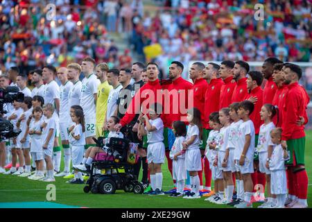 Cristiano Ronaldo betritt das Spielfeld mit einem Kind Stockfoto