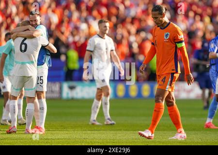 Berlin, Deutschland. Juni 2024. BERLIN, DEUTSCHLAND - 25. JUNI: Nicolas Seiwald aus Österreich, Maximilian Entrup feiert den Sieg, Virgil van Dijk aus den Niederlanden sieht nach dem Spiel während des Gruppenspiels der UEFA EURO 2024 zwischen den Niederlanden und Österreich am 25. Juni 2024 im Olympiastadion in Berlin niedergeschlagen aus. (Foto von Andre Weening/Orange Pictures)/Alamy Live News Stockfoto
