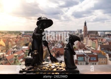 Breslau, Polen - Mai 2022 Zwerge. Hexen Tekla und Martynka Polnisch: Czarownice Tekla i Martynka auf der Aussichtsplattform der St. Stockfoto