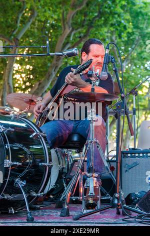 Olivier Mas im Konzert auf der Allees Paul Riquet während des Fete de la Musique. Beziers, Occitanie, Frankreich Stockfoto