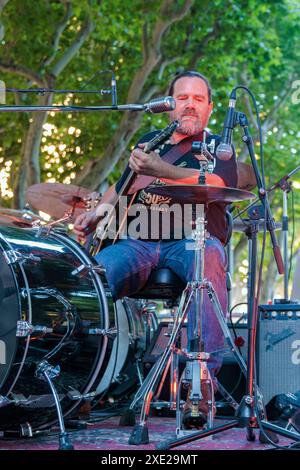 Olivier Mas im Konzert auf der Allees Paul Riquet während des Fete de la Musique. Beziers, Occitanie, Frankreich Stockfoto