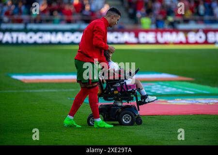 Cristiano Ronaldo betritt das Spielfeld mit einem Kind Stockfoto