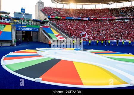 Fans von Oesterreich jubeln ueber den Sieg und Einzug in das Achtelfinale als Gruppensieger, auf dem Boden Logo der EM / Pokal, GER, Niederlande (NED) vs Austria (AUT), Fussball Europameisterschaft, UEFA EURO 2024, Gruppe D, 3. Spieltag, 25.06.2024 Foto: Eibner-Pressefoto/Michael Memmler Stockfoto