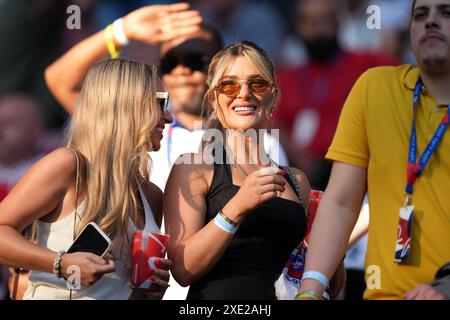 Aine May Kennedy, Partnerin des Englands Conor Gallagher, vor dem Gruppenspiel der UEFA Euro 2024 im Kölner Stadion. Bilddatum: Dienstag, 25. Juni 2024. Stockfoto