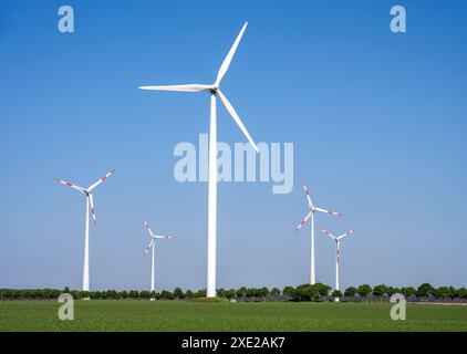 Moderne Windkraftanlagen in einer ländlichen Landschaft mit blauem Himmel in Deutschland Stockfoto