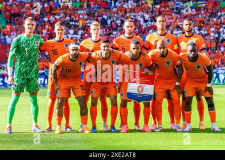 BERLIN, DEUTSCHLAND - 25. JUNI: Teamfoto der Niederlande, (hintere Reihe L-R) Bart Verbruggen aus den Niederlanden, Joey Veerman aus den Niederlanden, Jerdy Schouten aus den Niederlanden, Stefan de Vrij aus den Niederlanden, Virgil van Dijk aus den Niederlanden, Cody Gakpo aus den Niederlanden (erste Reihe L-R) Memphis Depay aus den Niederlanden, Tijjani Reijnders aus den Niederlanden, Donyell Malen aus den Niederlanden, Lutshare Geertruida aus den Niederlanden während des Gruppenspiels D - UEFA EURO 2024 zwischen den Niederlanden und Österreich im Olympiastadion am 25. Juni 2024 in Berlin. (Foto von Peter Lous/BSR Agency Stockfoto