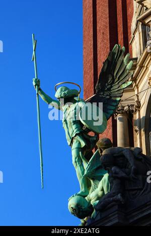 Erzengelstatue von August Vogel über dem Westportal des Hamburger Michel Stockfoto