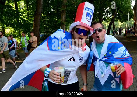 Köln, Deutschland. Juni 2024. Slowenische Fans vor dem Fußball-Spiel der UEFA Euro 2024 zwischen England und Slowenien im Kölner Stadion. (Igor Kupljenik/SPP) Credit: SPP Sport Press Photo. /Alamy Live News Stockfoto