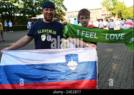 Köln, Deutschland. Juni 2024. Slowenische Fans vor dem Fußball-Spiel der UEFA Euro 2024 zwischen England und Slowenien im Kölner Stadion. (Igor Kupljenik/SPP) Credit: SPP Sport Press Photo. /Alamy Live News Stockfoto