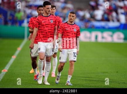 Der Englands Kieran Trippier wärmt sich vor dem Gruppenspiel der UEFA Euro 2024 im Kölner Stadion auf. Bilddatum: Dienstag, 25. Juni 2024. Stockfoto