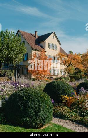 Haus mit schönem Garten im Herbst. Blumen im Stadtpark Bietigheim-Bissingen, Baden-Württemberg, Deutschland, Europa. Herbst Pa Stockfoto