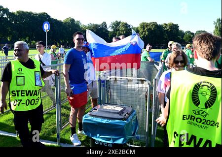 Köln, Deutschland. Juni 2024. Slowenische Fans vor dem Fußball-Spiel der UEFA Euro 2024 zwischen England und Slowenien im Kölner Stadion. (Igor Kupljenik/SPP) Credit: SPP Sport Press Photo. /Alamy Live News Stockfoto