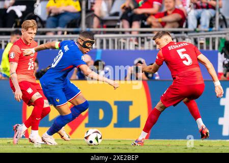 Dortmund, Deutschland. Juni 2024. DORTMUND, DEUTSCHLAND - 25. JUNI: Kylian Mbappe aus Frankreich kämpft am 25. Juni 2024 im BVB Stadion Dortmund gegen Michael Skoras aus Polen und Jan Bednarek aus Polen im Gruppenspiel der UEFA EURO 2024 zwischen Frankreich und Polen. (Foto: Joris Verwijst/BSR Agency) Credit: BSR Agency/Alamy Live News Stockfoto