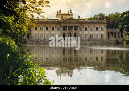 Bäder klassizistischer Palast auf der Insel im Lazienki Park touristischer Ort in Warschau. Lazienki Royal Baths Park, barocke Säulen Warsa Stockfoto