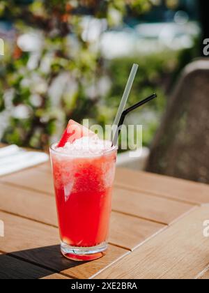 Wassermelonen-Getränk auf dem Tisch im Café, Sommertag Stockfoto