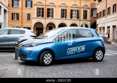 BOLOGNA, ITALIEN - 20. APRIL 2020: Elektrofahrzeug Renault Zoe von Corrent Car Sharing Company parkt in Bologna, Italien Stockfoto