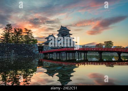 Matsumoto Nagano, Sonnenaufgang auf der Burg Matsumoto im Herbst Stockfoto