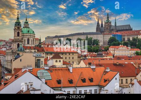 Prag Tschechische Republik, Hochwinkel Blick auf die Skyline der Stadt bei Sonnenuntergang in der Prager Altstadt und der Burg, Tschechien Stockfoto