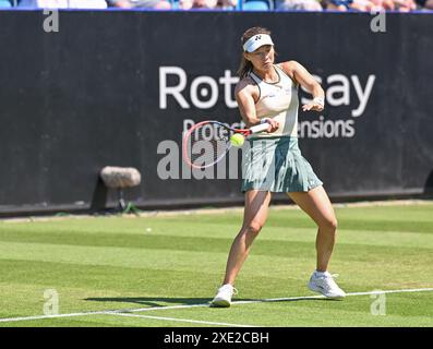 Eastbourne, Großbritannien. Juni 2024. Elis MERTENS schlägt Yuriko MIYAZAKI beim Rothesay International Tennis Tournament im Devonshire Park, Eastbourne, East Sussex, Großbritannien. Quelle: LFP/Alamy Live News Stockfoto