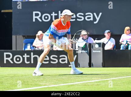 Eastbourne, Großbritannien. Juni 2024. Emil RUUSUVUORI (PIC) schlägt Cameron NORRIE während des Rothesay International Tennis Tournament im Devonshire Park, Eastbourne, East Sussex, UK. Quelle: LFP/Alamy Live News Stockfoto