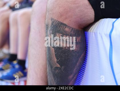 Köln, Deutschland. Juni 2024. England-Fans legen Tattoos beim Spiel der UEFA-Europameisterschaft im Kölner Stadion. Der Bildnachweis sollte lauten: David Klein/Sportimage/Alamy Live News Stockfoto