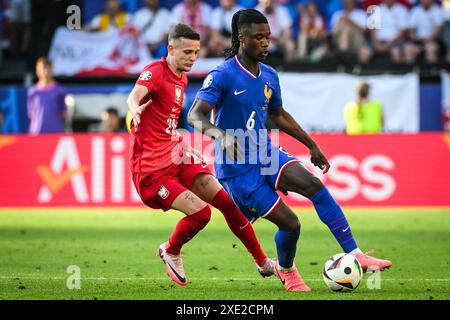 Dortmund, Deutschland. Juni 2024. Sebastian SZYMANSKI aus Polen Eduardo CAMAVINGA aus Frankreich während der UEFA Euro 2024, Gruppe D Fußballspiel zwischen Frankreich und Polen am 25. Juni 2024 im Signal Iduna Park in Dortmund. Unabhängige Fotoagentur/Alamy Live News Stockfoto