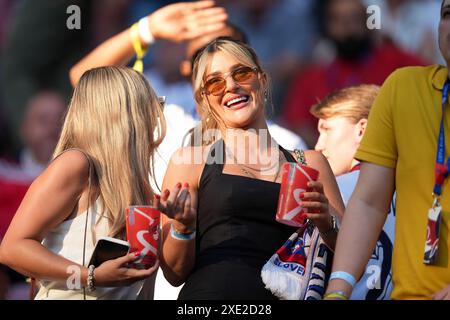 Aine May Kennedy, Partnerin des Englands Conor Gallagher, vor dem Gruppenspiel der UEFA Euro 2024 im Kölner Stadion. Bilddatum: Dienstag, 25. Juni 2024. Stockfoto