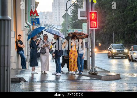 Moskau, Russland - 9. September 2018: Vielfältige Fußgänger warten bei Regen an einem Quersteg. Stockfoto