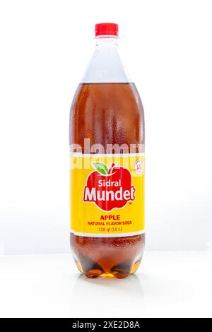 Calgary, Alberta, Kanada. September 2023. Eine Sidral Mundet APPLE NATRON 1,5 l Plastikflasche mit NATÜRLICHEM GESCHMACK. Stockfoto