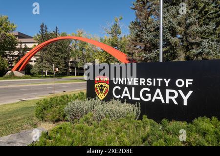 Calgary, Alberta, Kanada. September 2023. Das Schild zum Haupteingang der Universität von Calgary ist von der Pracht des Sommers umgeben. Stockfoto