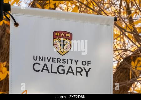 Calgary, Alberta, Kanada. September 2023. Ein Schild der Universität von Calgary inmitten der Schönheit des Herbstes. Stockfoto