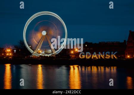 Danzig Polen Riesenrad in der Altstadt von Danzig bei Nacht Abenddämmerung Reflexion im Fluss Wasser Europa. Foto mit langer Belichtung Stockfoto