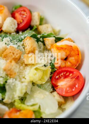 Caesar Salat mit Garnelen Großaufnahme Stockfoto