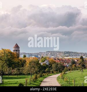 Deutschland, Stuttgart Panoramablick. Wunderschöne Häuser im Herbst, Himmel und Naturlandschaft. Weinberge in Stuttgart - bunter Wein g Stockfoto