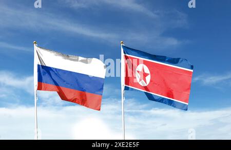 Flagge von Russland und Nordkorea auf bewölktem Himmel. Im Himmel winken Stockfoto