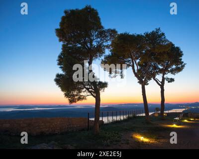 Sonnenuntergang über der Bucht von Sibenik in Kroatien Stockfoto