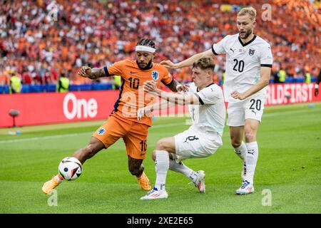 Berlin, Deutschland. Juni 2024. Memphis Depay (10) aus den Niederlanden und Alexander Prass (8) aus Österreich waren während des Spiels der UEFA Euro 2024 in der Gruppe D zwischen den Niederlanden und Österreich im Olympiastadion in Berlin zu sehen. Quelle: Gonzales Photo/Alamy Live News Stockfoto