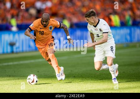 Berlin, Deutschland. Juni 2024. Donyell Malen (18) aus den Niederlanden und Alexander Prass (8) aus Österreich waren während des Spiels der UEFA Euro 2024 in der Gruppe D zwischen den Niederlanden und Österreich im Olympiastadion in Berlin zu sehen. Quelle: Gonzales Photo/Alamy Live News Stockfoto