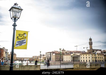 Florenz, Frankreich. Juni 2024. Das Bild zeigt Ponte Vecchio während der Vorbereitungen für das Radrennen der Tour de France 2024 am Dienstag, den 25. Juni 2024, in Florenz, Italien. Die 111. Ausgabe der Tour de France beginnt am Samstag, den 29. Juni in Florenz, Italien, und endet am 21. Juli in Nizza. BELGA FOTO JASPER JACOBS Credit: Belga News Agency/Alamy Live News Stockfoto