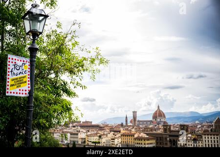 Florenz, Frankreich. Juni 2024. Das Bild zeigt die Vorbereitungen für das Radrennen 2024 Tour de France am Dienstag, den 25. Juni 2024, in Florenz, Italien. Die 111. Ausgabe der Tour de France beginnt am Samstag, den 29. Juni in Florenz, Italien, und endet am 21. Juli in Nizza. BELGA FOTO JASPER JACOBS Credit: Belga News Agency/Alamy Live News Stockfoto